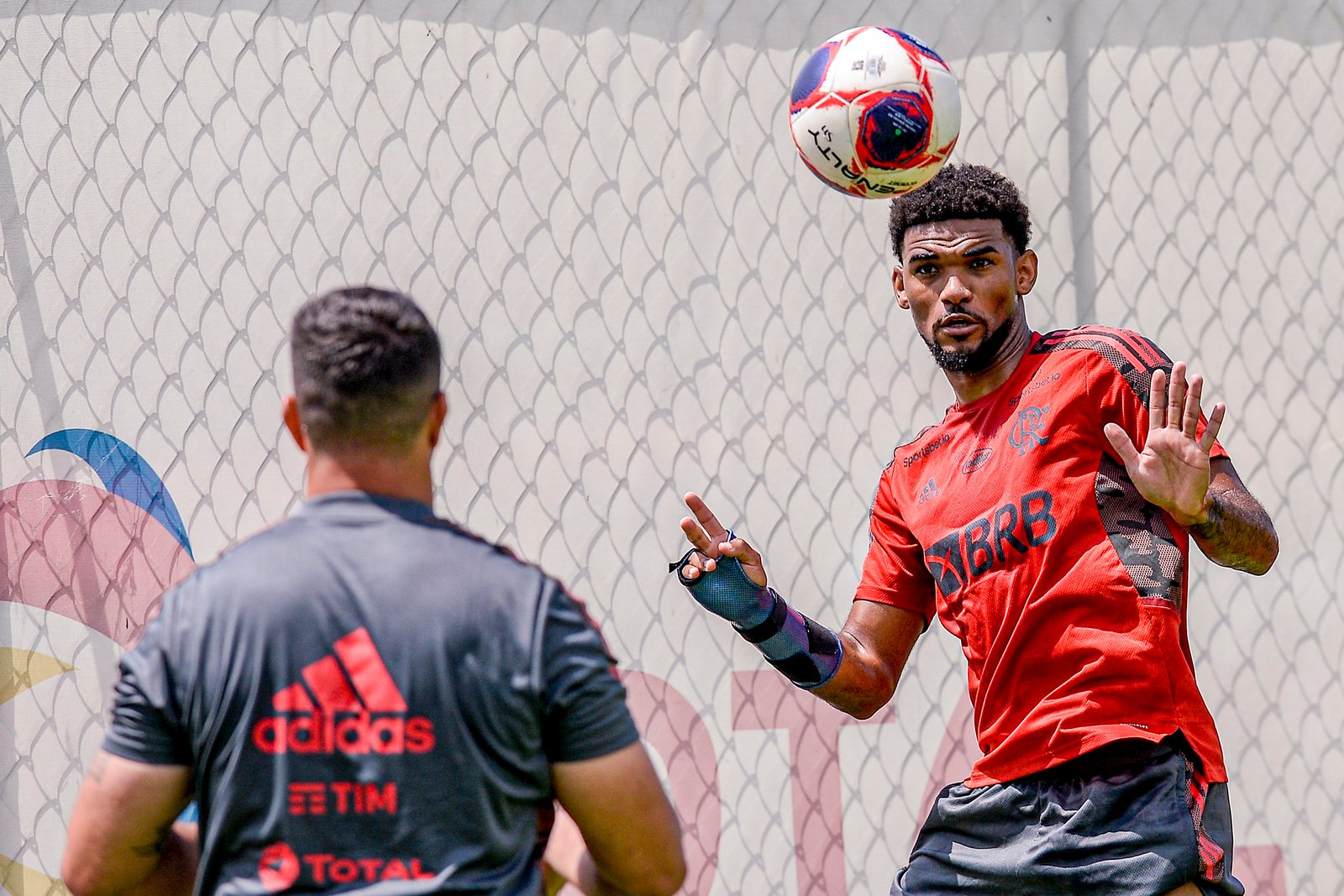 Bruno Viana é relacionado e deverá estrear pelo Flamengo
