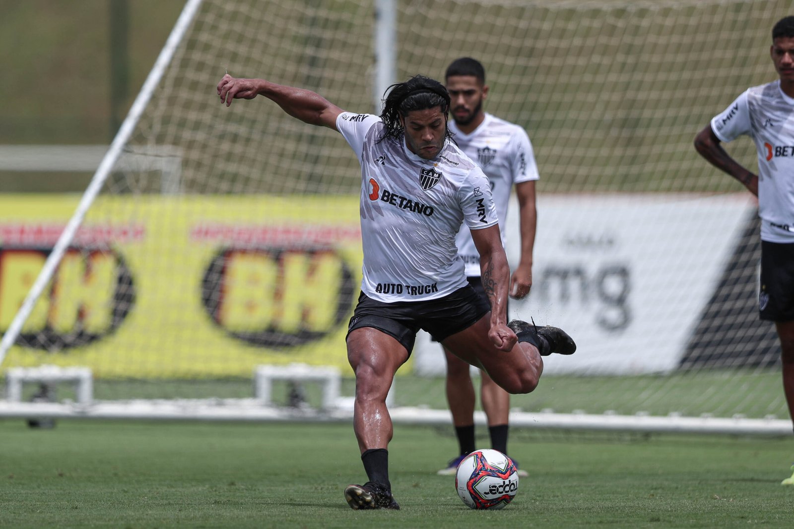 Hulk aparece empolgado e empenhado nos bastidores da TV Galo