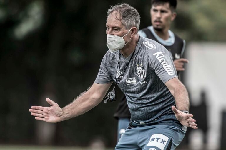 Com todos em treino, Holan não definiu o time que enfrenta o Ituano