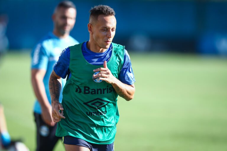 Rafinha participa de primeiro treino no Grêmio