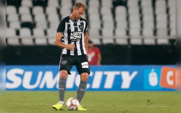 Joel Carli acerta retorno ao Botafogo