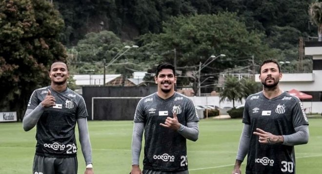 Quem será o titular da meta santista? Holan deixou a disputa aberta