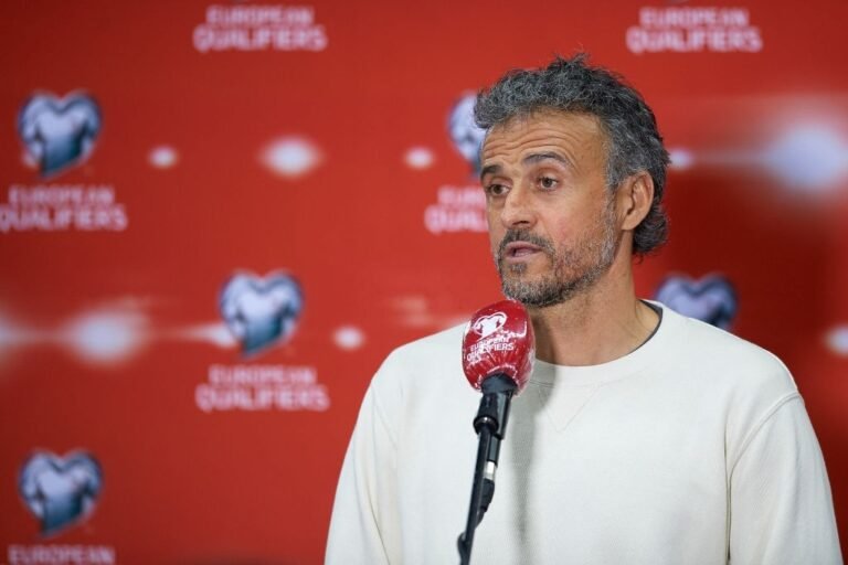 Luis Enrique fica uma hora preso no elevador e quase não chega a tempo do jogo da Espanha