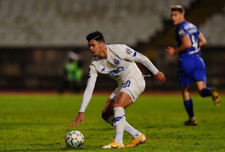 Evanilson continua em forma e marca pelo segundo jogo consecutivo