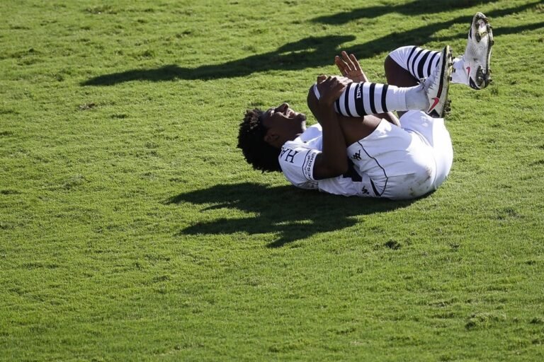 Talles Magno sofre lesão grave no joelho