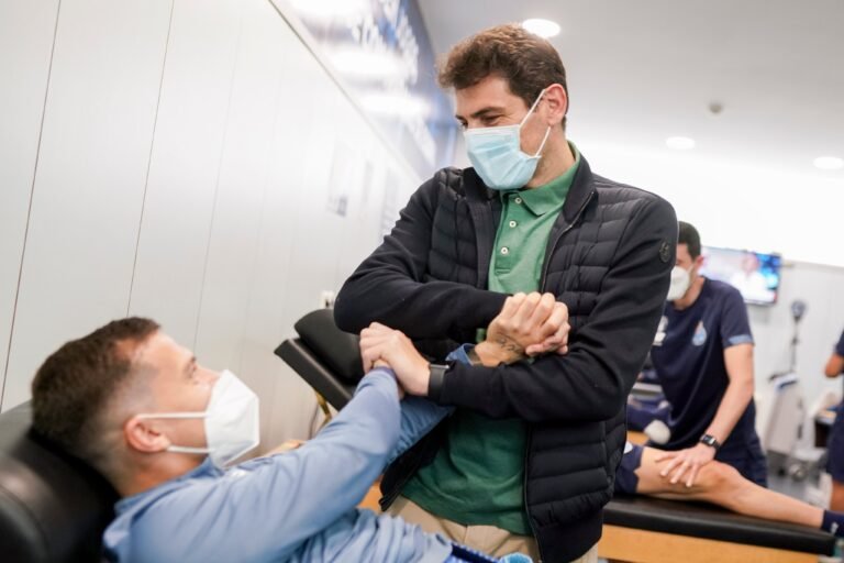 Casillas faz visita especial ao time do FC Porto