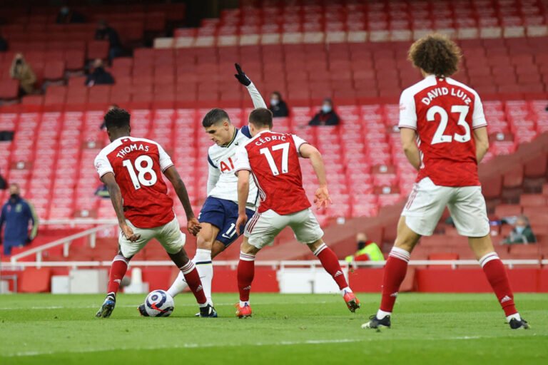 Lamela marca golaço de letra, mas o Arsenal vira a partida contra o Tottenham