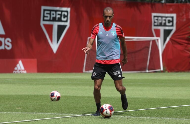Miranda já treina pelo São Paulo; Dani Alves e Luciano voltam