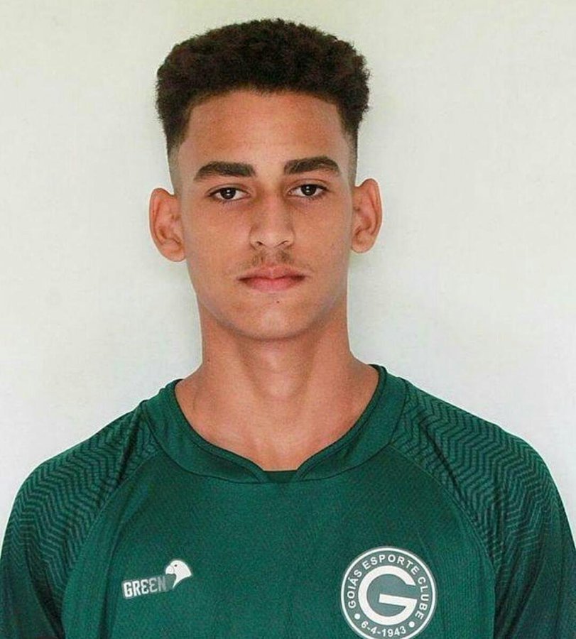 Flamengo contrata lateral do Goiás