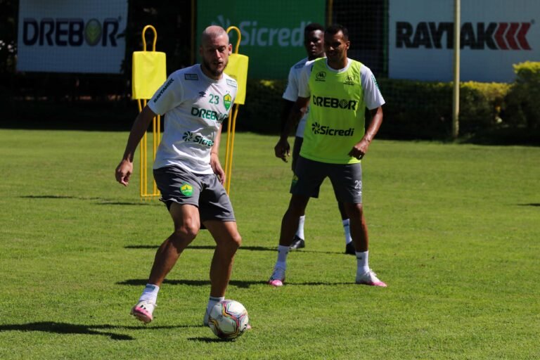Uillian Correia comenta sobre seu histórico no Cuiabá, passagem pelo Bragantino, além de hobby fora dos gramados