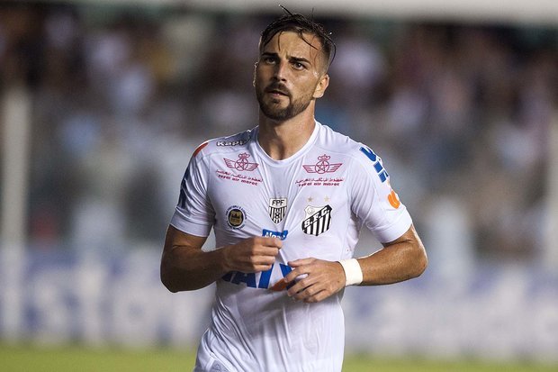 Meia segue em tratamento de lesão e tem sua situação contratual analisada pelo Santos