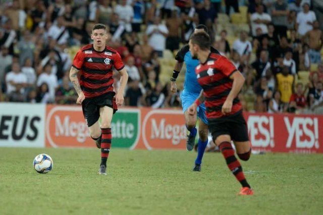 Flamengo tenta negociar o volante Ronaldo