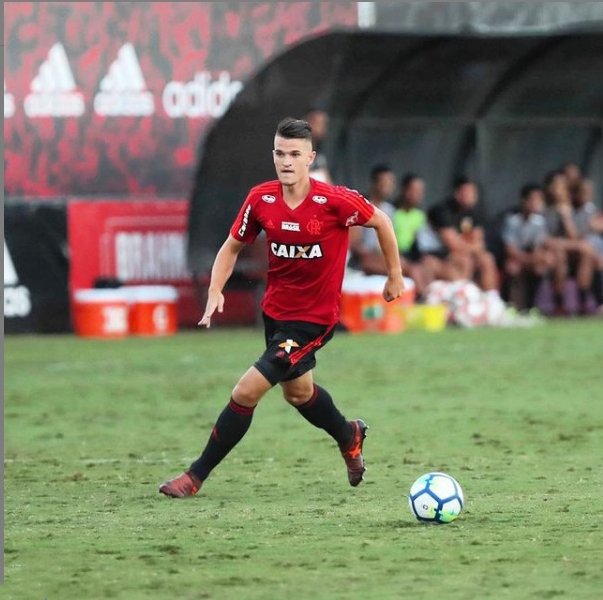Dener Machado, ex-Flamengo, entra na justiça contra o clube