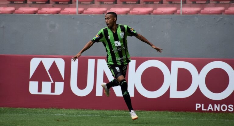 Depois de desistir de Borré, Palmeiras mira outros três jogadores