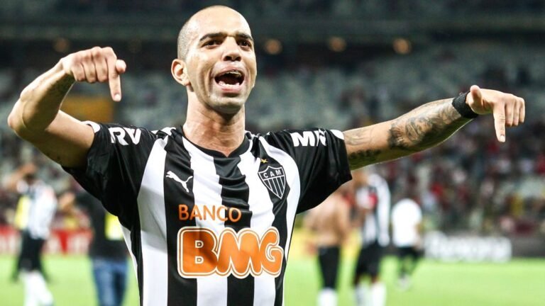 Atlético-MG renova com atacante Diego Tardelli