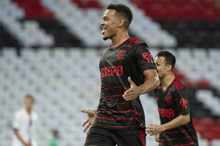 Flamengo negocia renovação de joia da base