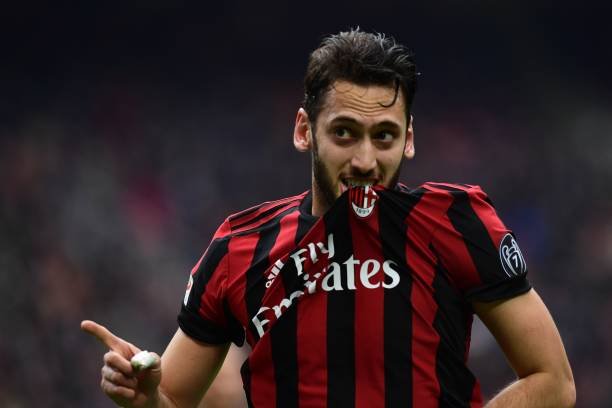 Milan avança tratativas para renovação de Çalhanoglu