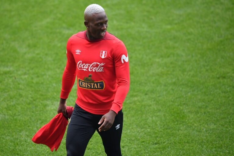 Executivo do Ceará nega contratação do peruano Luis Advíncula