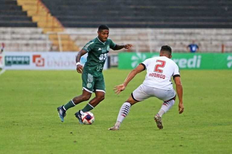 Rodrigo Andrade comemora gol e vitória do Guarani