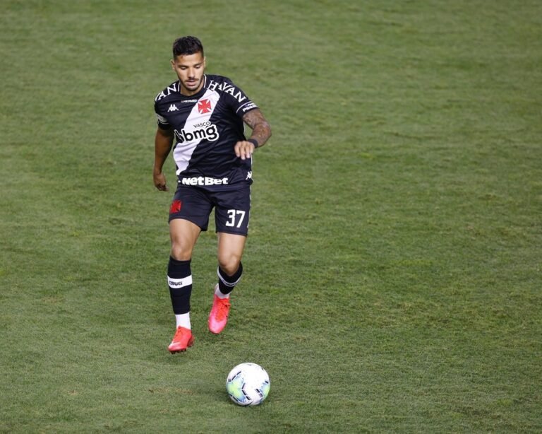 Após anos de Vasco, lateral Henrique deve deixar o clube.