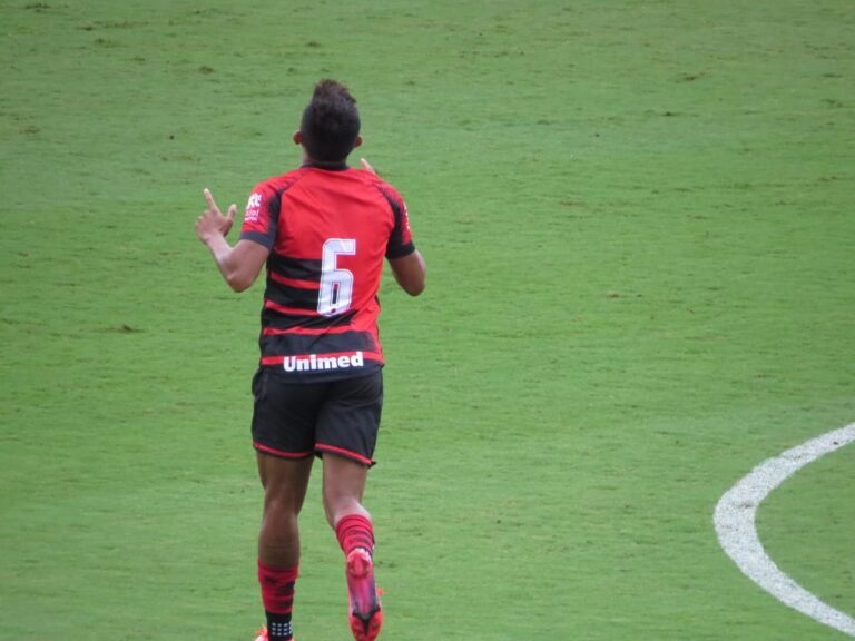 Igor Cariús comemora primeiro gol pelo Atlético Goianiense