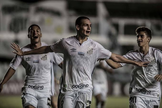 Com vários talentos da base, Holan joga sua primeira decisão no Santos