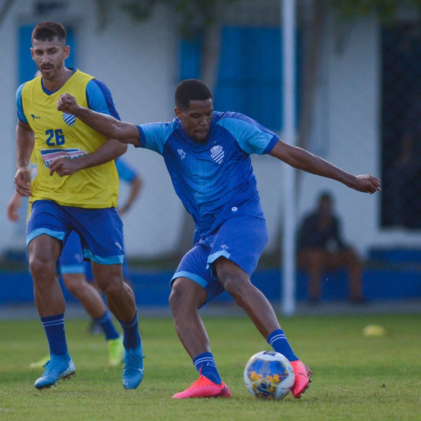 Iury Castilho assina contrato com o CSA