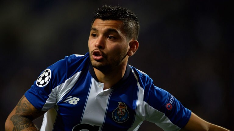 Chelsea quer a contratação de Tecatito Corona, do Porto