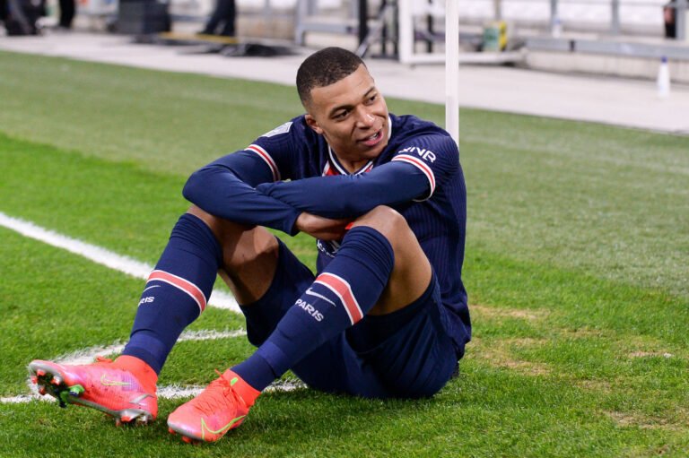 Kylian Mbappé rejeita oferta de renovação do PSG pela terceira vez