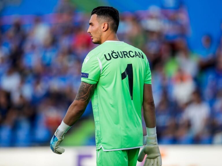 Liverpool e Sevilla disputam contratação de goleiro turco