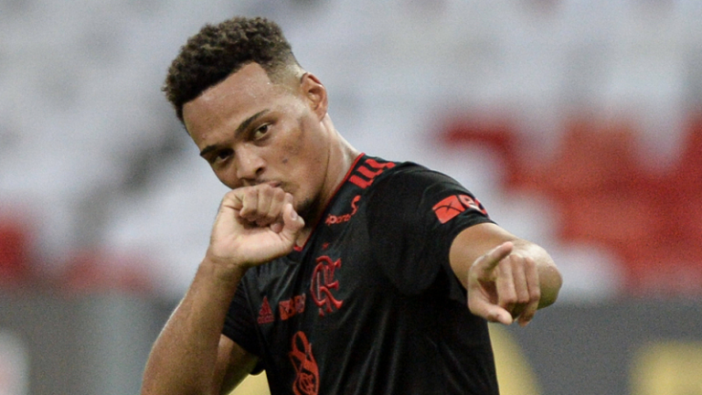 Artilheiro do Carioca, Rodrigo Muniz chama a atenção de espanhóis