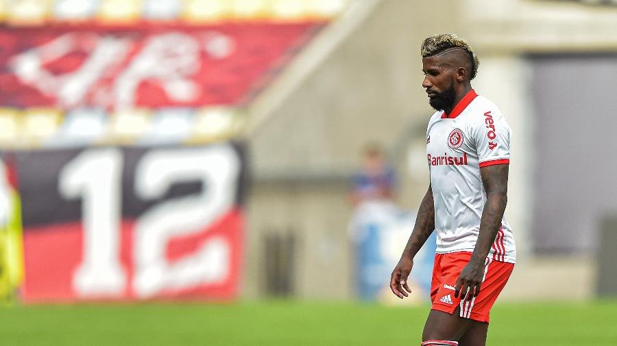 Filipe Luis fala sobre lance polêmico com Rodinei no Brasileirão