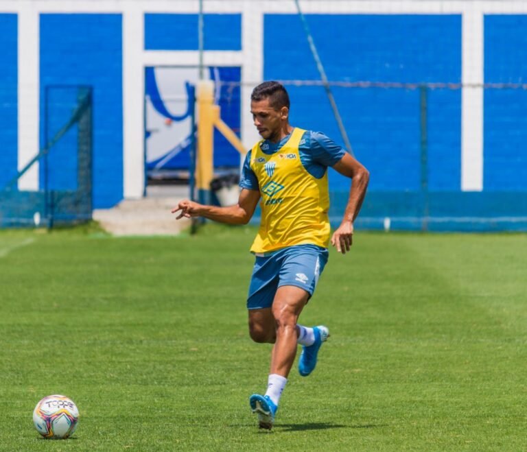 Ex-Santos, volante Leandrinho espera definir futuro em breve
