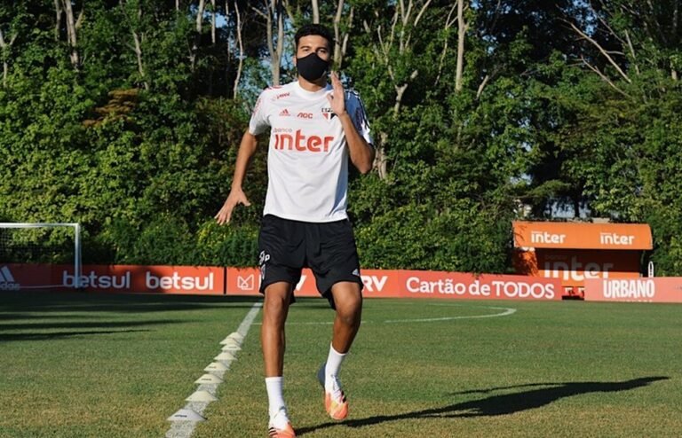 Walce corre no CT após mais de um ano afastado