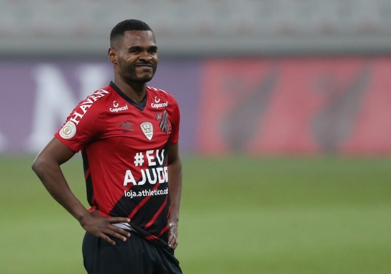 Athletico faz proposta para renovar com Nikão, São Paulo e Corinthians monitoram