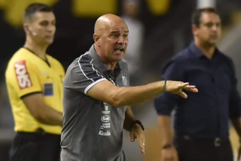 Derrotado na Justiça, Santos terá de pagar auxiliar de Sampaoli, entenda