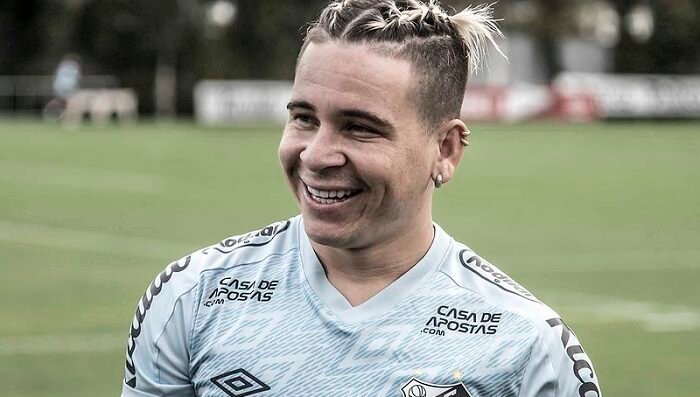 Soteldo chega a Santos com foco na partida contra San Lorenzo