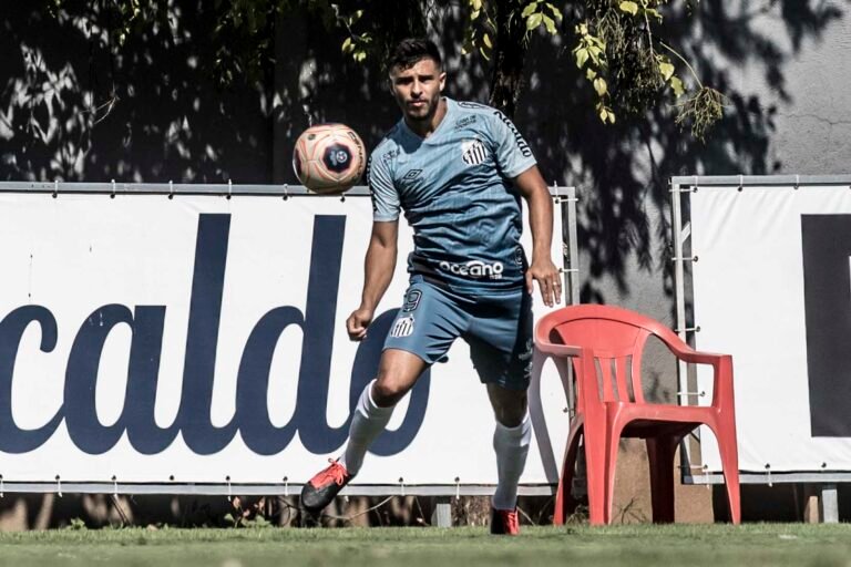 Com pouco espaço no elenco principal, lateral deve ser emprestado ao Santa Cruz