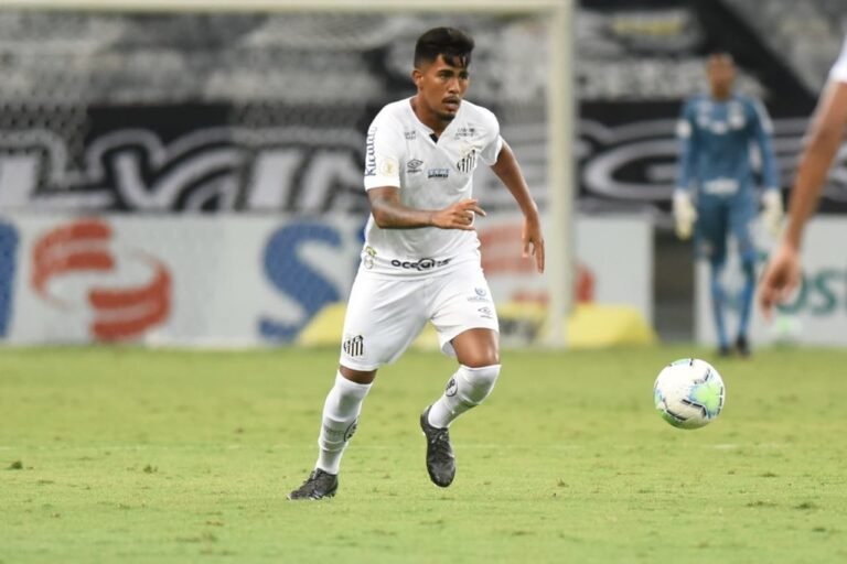 Pouco utilizado e com sondagens, Ivonei tem futuro incerto no Santos, entenda