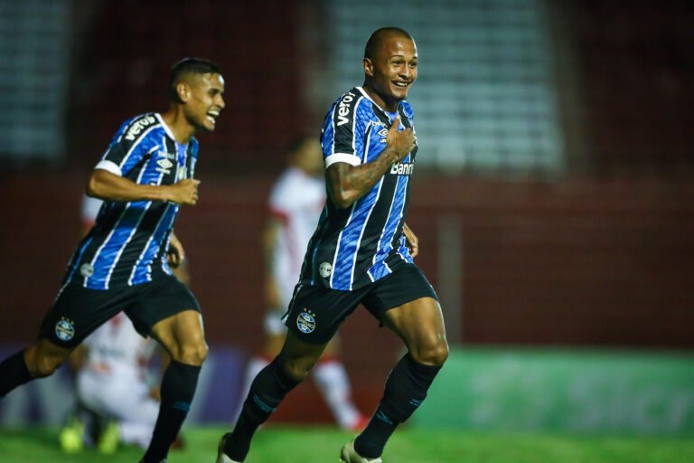 Grêmio deverá exercer a opção de compra de Léo Pereira