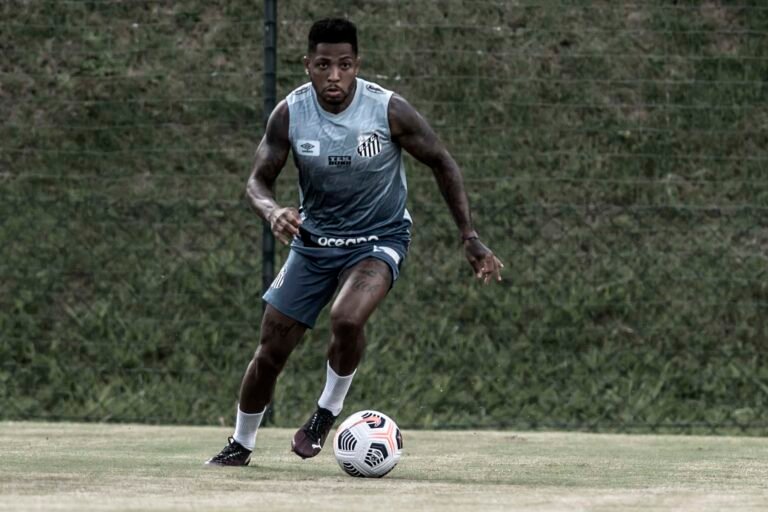 Depois de dois meses fora e recuperado, Marinho volta para ser protagonista no Santos