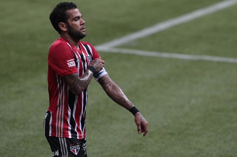 Dani Alves deve ser mantido na lateral-direita na estreia da Libertadores