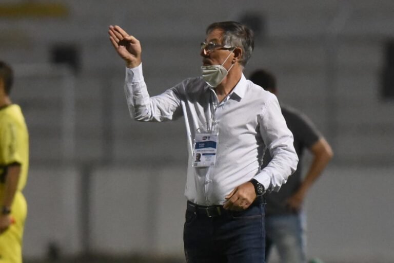 “Faremos um grande jogo”, projeta Ariel Holan