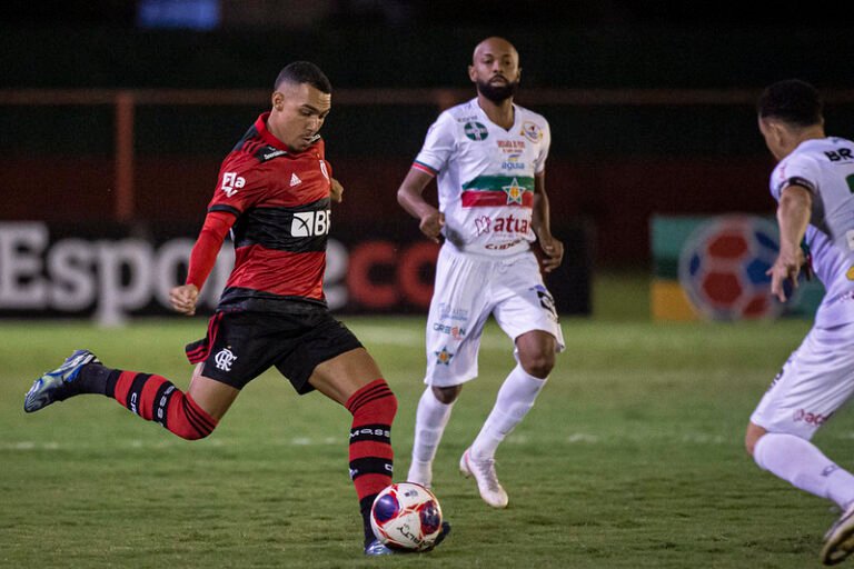 Matheuzinho, do Flamengo, possui números impressionantes no Carioca