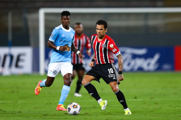 Crespo comanda volta de Dani Alves a lateral-direita