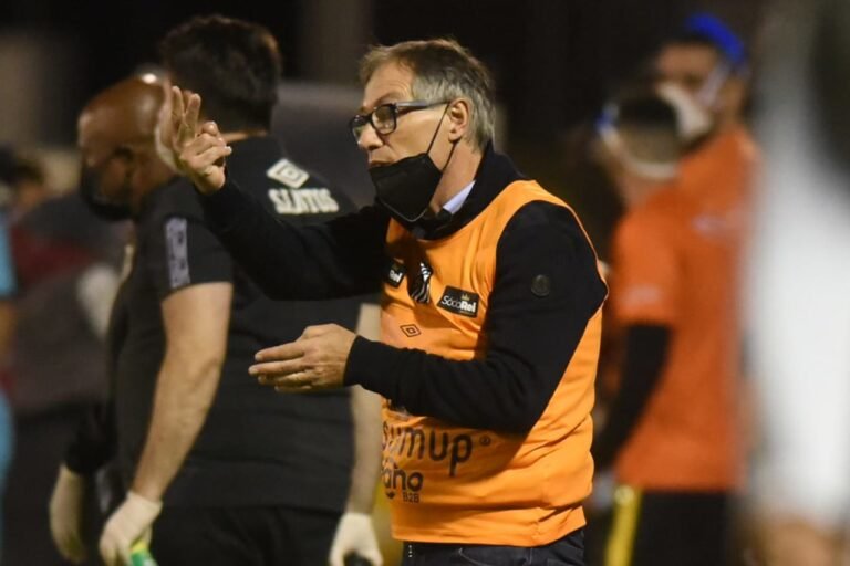 Para o clássico contra o Corinthians, Holan falou como deve montar o time