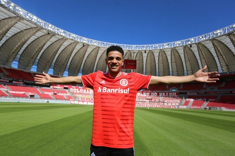 Taison fala sobre ser torcedor do Internacional: “ser colorado é conquistar”