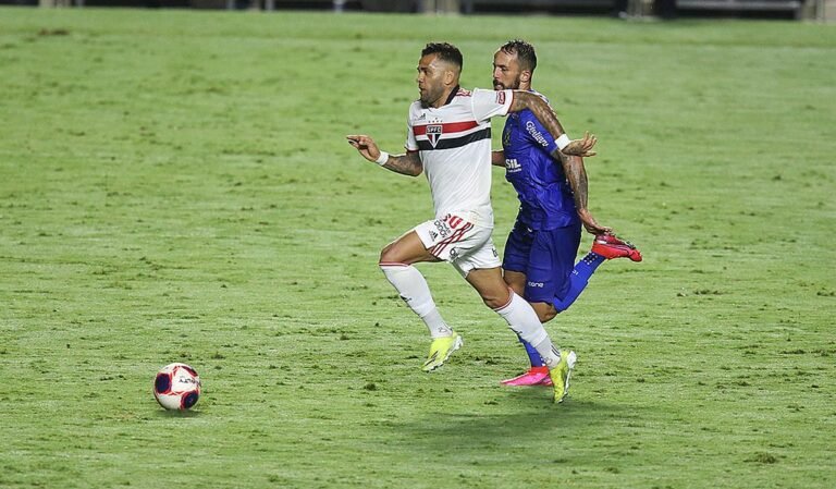 Daniel Alves se destaca na lateral com passes decisivos