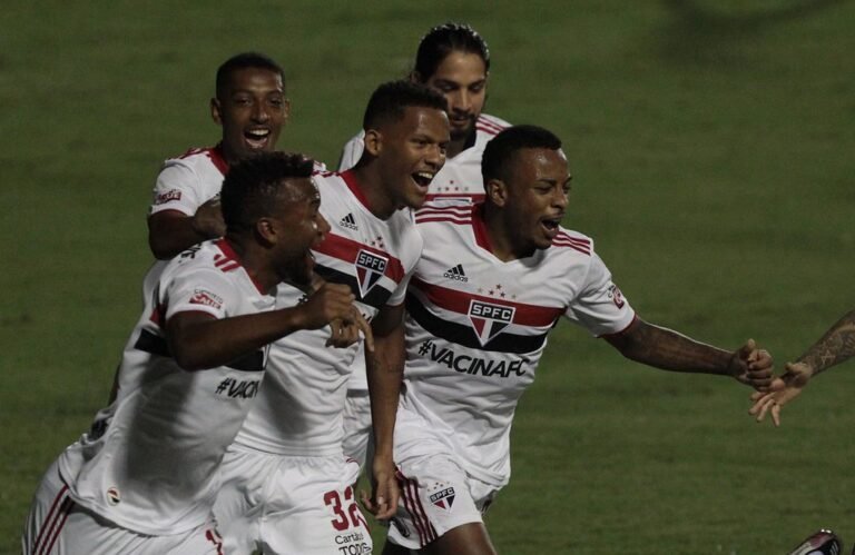 Base do São Paulo vira alternativa para Crespo em meio á calendário apertado
