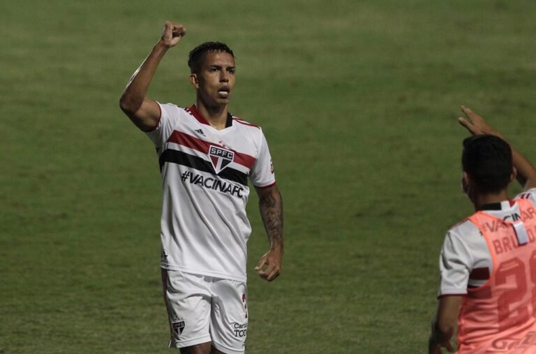 Igor Vinícius volta e acirra disputa pela lateral-direita do São Paulo